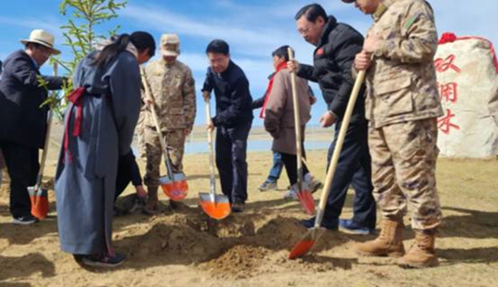 保護(hù)黃河干支流域生態(tài)，軍地共建“雙擁林”防護(hù)帶。四川省退役軍人事務(wù)廳供圖