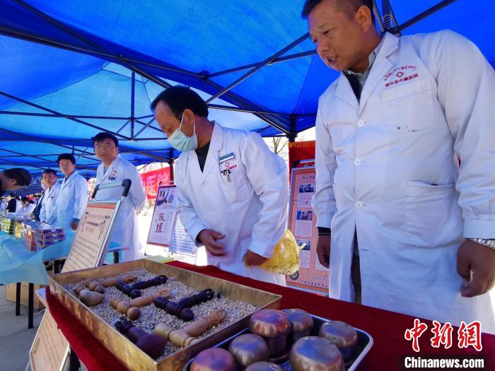 圖為青海省循化縣的國家級非遺項目尤闕療法的器械展示。　張?zhí)砀?攝