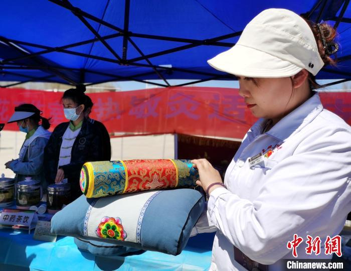 圖為青海省互助縣的中藥枕頭?！?zhí)砀?攝