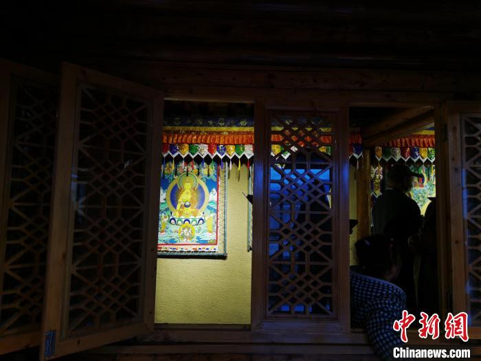 圖為作為展廳的古堡內(nèi)一座土木二層結(jié)構(gòu)“廊房式”建筑?！?zhí)砀?攝