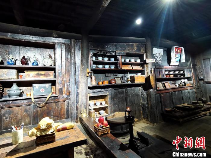 圖為古堡內(nèi)生活場景展示。　張?zhí)砀?攝