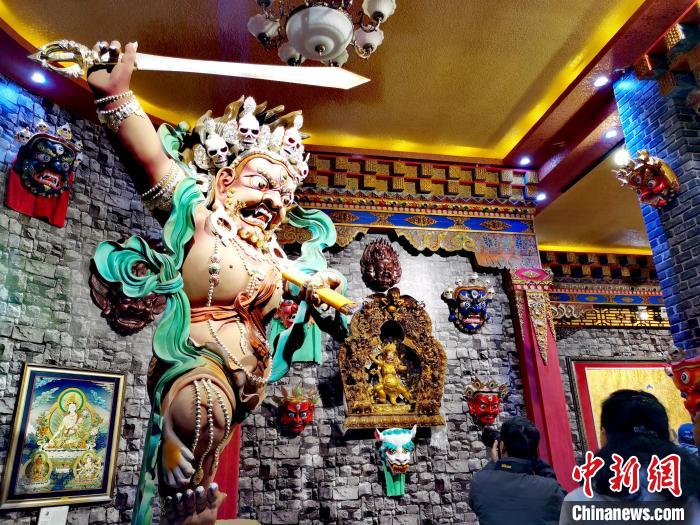 青海“金色谷地”熱貢：唐卡、泥塑璀璨奪目