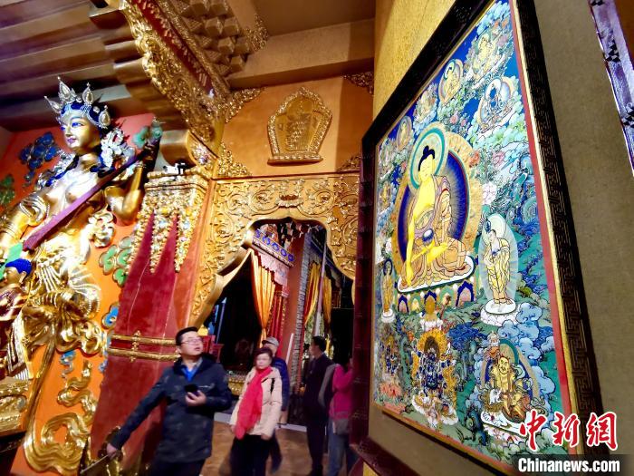 圖為仁俊畫院內(nèi)的唐卡?！?zhí)砀?攝