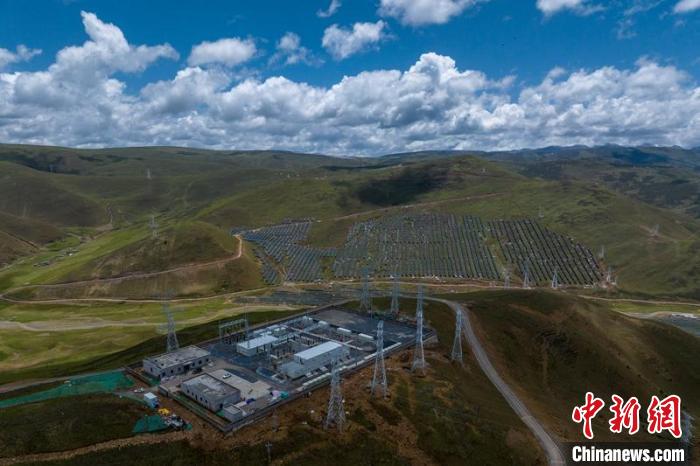 航拍建成投運的柯拉一期光伏電站升壓站?！⒅铱?攝