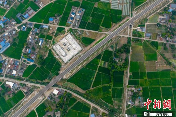空中俯瞰綿竹牽引變電所和川青鐵路成黃段鐵路線?！⒅铱?攝