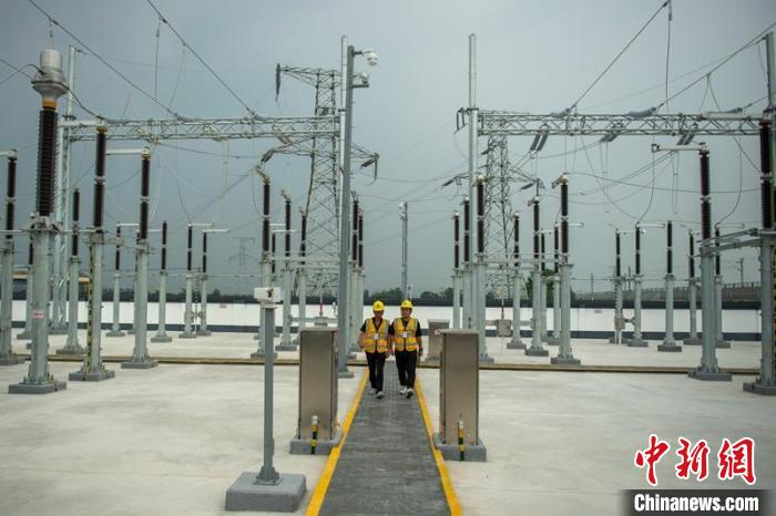 工作人員正在綿竹牽引變電所內(nèi)巡查設(shè)備受電運(yùn)行情況?！⒅铱?攝