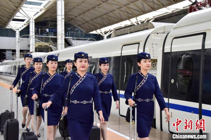 圖為青藏鐵路西格段“復興號”動車組乘務員新制服亮相?！|科力加 攝