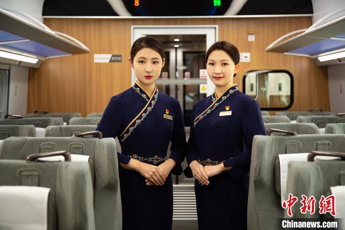 圖為整體色彩以“深藏青”為主調的西格段“復興號”動車組乘務員新制服。　李磊 攝