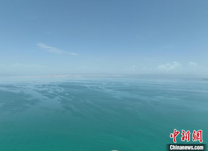 圖為航拍仲夏時(shí)節(jié)，青海湖水天一色。　祁增蓓 攝