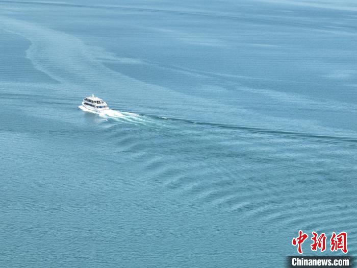圖為航拍仲夏時(shí)節(jié)，青海湖湖水碧波蕩漾。　祁增蓓 攝