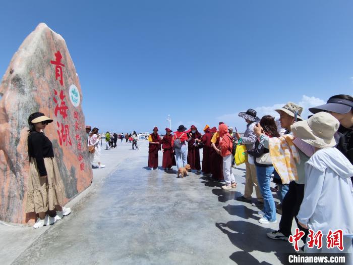 圖為航拍青海湖美景引游客拍照打卡?！∑钤鲚?攝