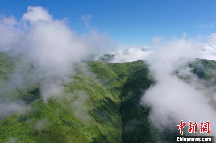 航拍賽來塘鎮(zhèn)山間云霧繚繞?！●R銘言 攝