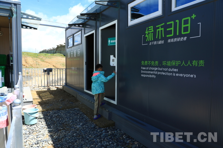 圖為小孩投遞飲料空瓶后免費如廁.JPG