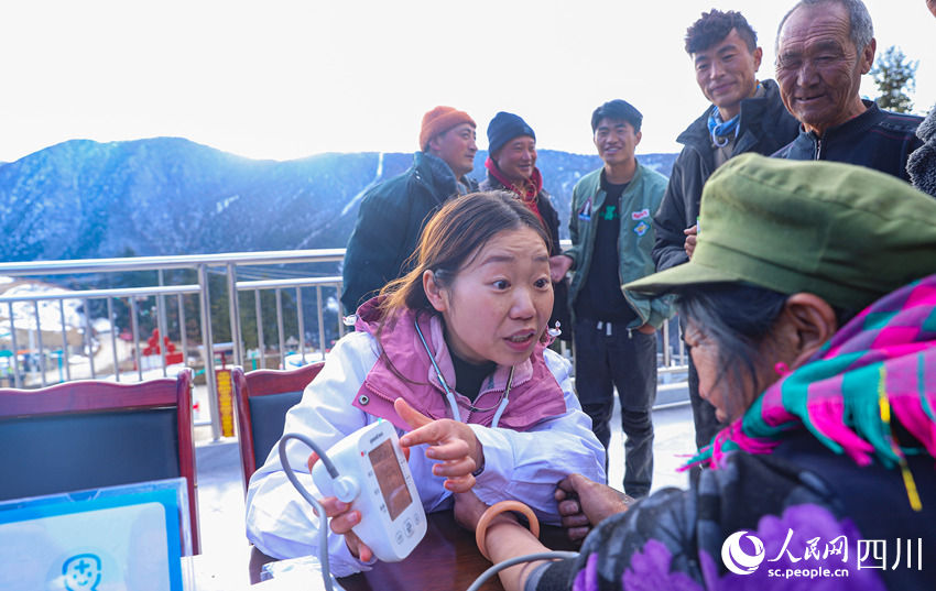 幫扶醫(yī)療小分隊成員為村民義診。劉學(xué)懿攝