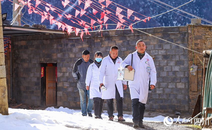 對口幫扶醫(yī)療小分隊行走在雪地里。劉學(xué)懿攝