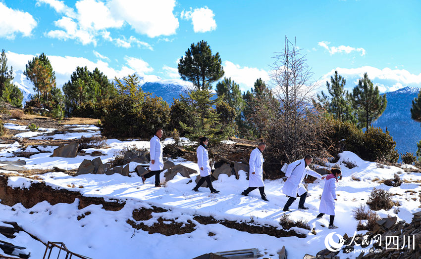 對口幫扶醫(yī)療小分隊行走在雪地里。劉學(xué)懿攝