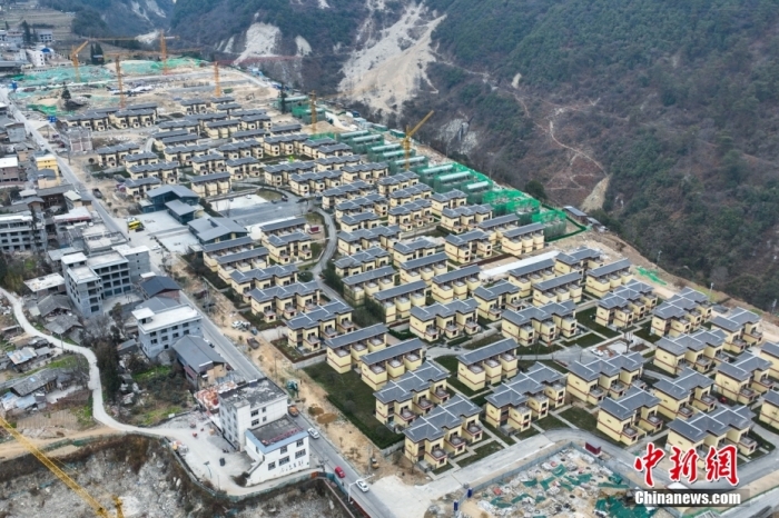 圖為2月1日，瀘定磨西鎮(zhèn)震后重建的安置小區(qū)。(無人機(jī)照片)<a target='_blank' href='/'><p  align=