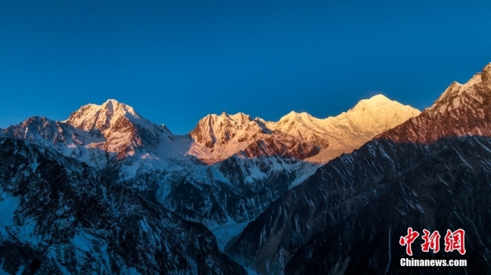 圖為2月1日，清晨陽光照在貢嘎雪山上，出現(xiàn)“日照金山”景觀。(無人機照片)<a target='_blank' href='/'><p  align=