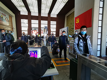 拉薩火車站工作人員對出站旅客進(jìn)行紅外線測溫。趙越拍攝.jpg
