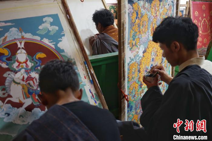 丁青縣象雄東朵唐卡畫(huà)派家族傳承人羅布玉加的唐卡繪畫(huà)班?！〗w波 攝