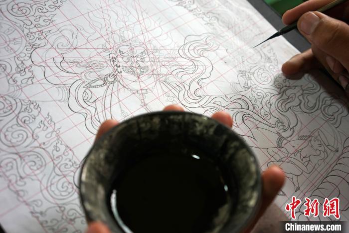圖為唐卡繪畫(huà)班學(xué)員按《造像度量經(jīng)》繪制唐卡?！〗w波 攝