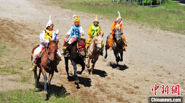 圖為少年騎手在比賽中。　張偉 攝