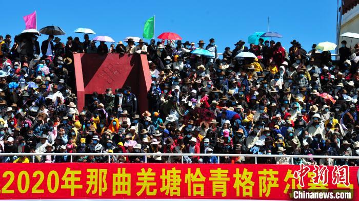 圖為當(dāng)日的比賽吸引了眾多觀眾。　張偉 攝