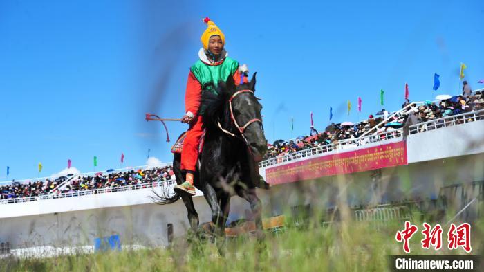 圖為少年騎手在比賽中。　張偉 攝