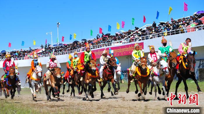 圖為開(kāi)賽瞬間。　張偉 攝