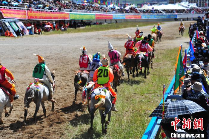 圖為少年騎手在比賽中。　張偉 攝