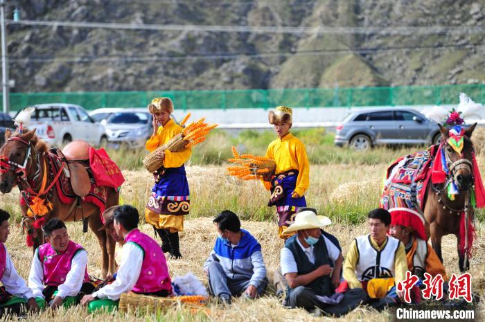 圖為等待登場的農(nóng)牧民演員?！垈?攝