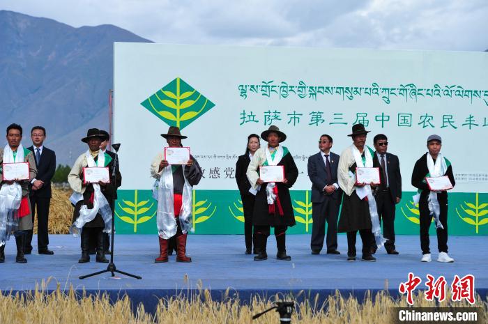 圖為活動上獲得表彰的農(nóng)牧民。　張偉 攝