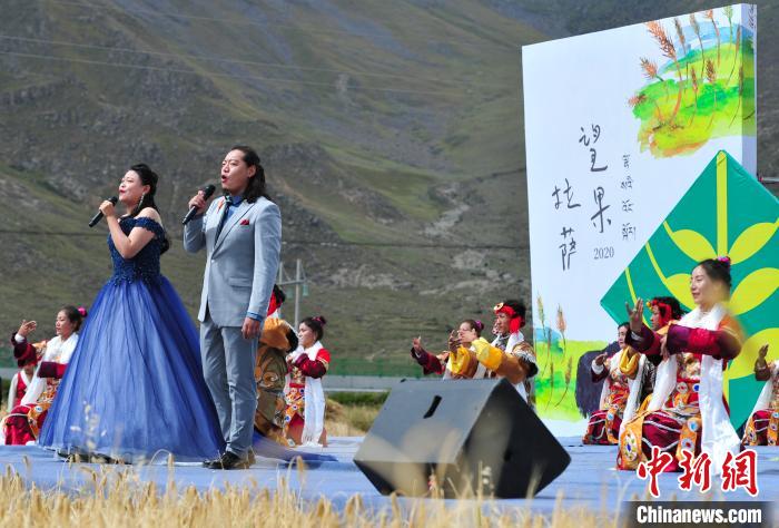 圖為當(dāng)日的文藝表演。　張偉 攝