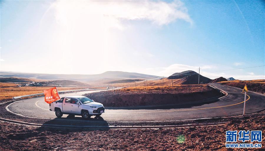 (專供新華網(wǎng)西藏頻道)(圖文互動)國網(wǎng)浙江電力向西藏那曲捐贈當?shù)厥纵v電動汽車(4)