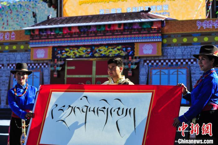 圖為14日，當(dāng)?shù)孛癖娛謱懖匚臅ㄏ蚬げ夹履戢I(xiàn)禮。　張偉 攝