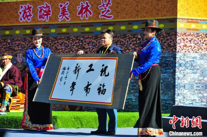 圖為14日，當(dāng)?shù)孛癖娛謱懝げ夹履曩R詞?！垈?攝