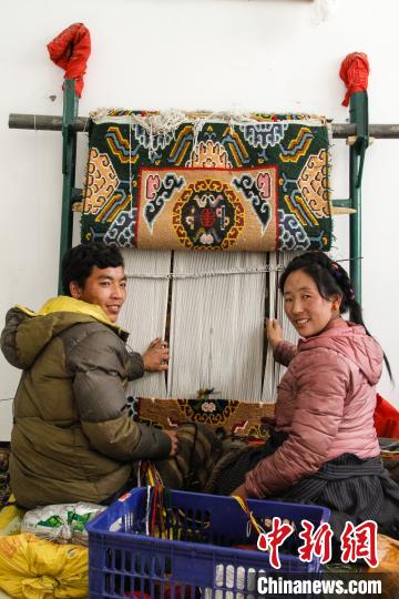 圖為1月15日，在日喀則市謝瑪氆氌農(nóng)村合作社，拉孜村一對(duì)夫婦在編織卡墊(資料圖)?！≮w朗 攝
