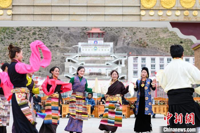 圖為西藏昌都市洛隆縣易地搬遷安置點(diǎn)阿托卡小康示范新村村民載歌載舞慶脫貧(資料圖)?！『闻罾?攝