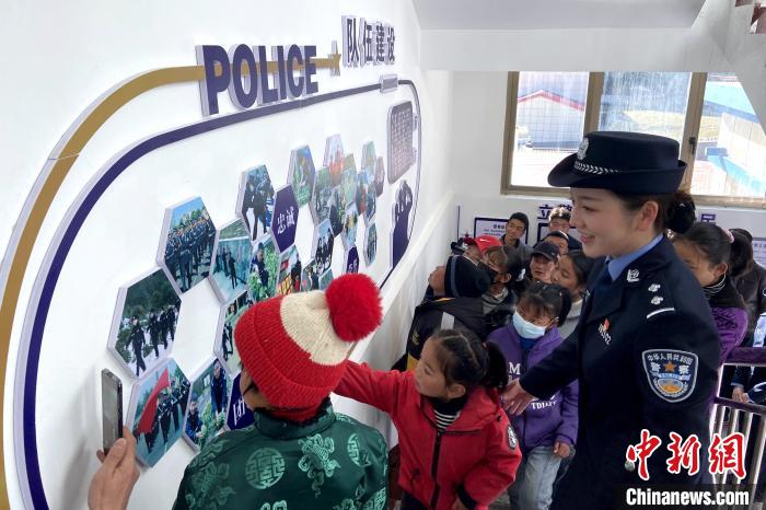 山南邊境管理支隊(duì)勒布邊境派出所舉行警營(yíng)開放日活動(dòng)，邀請(qǐng)駐地民眾進(jìn)警營(yíng)，了解民警工作生活?！∏f冀 攝