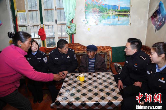 亞?wèn)|出入境邊防檢查站民警走訪慰問(wèn)轄區(qū)困難群眾?！堄陱?qiáng) 攝