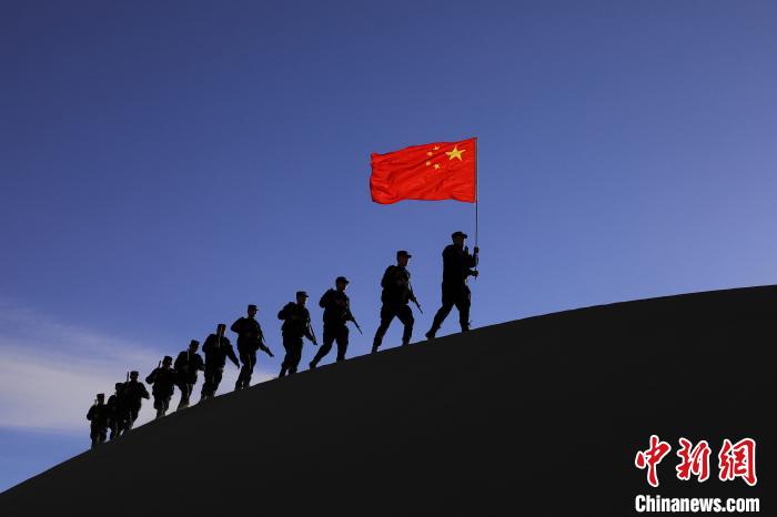 日喀則邊境管理支隊(duì)幾腳橋邊境檢查站民警在轄區(qū)開展巡邏工作?！↓埿▲P 攝