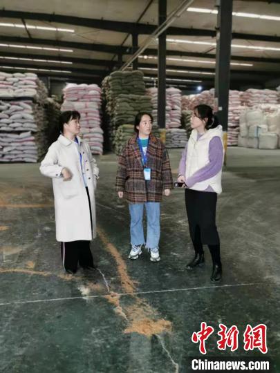 圖為次仁措姆(中)正在開(kāi)展街道工作。<a target='_blank' ><p  align=
