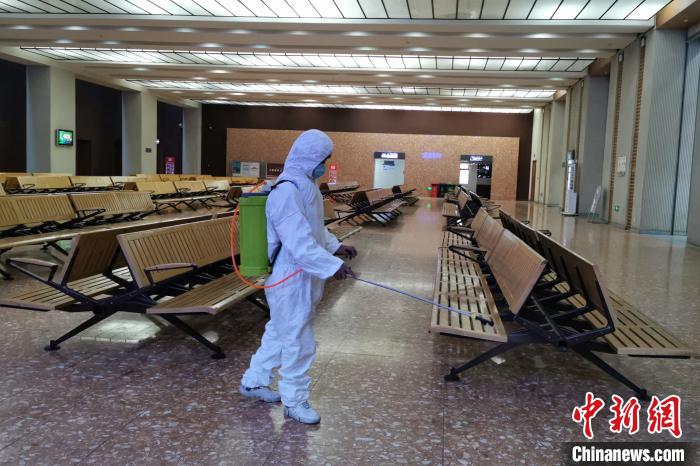 圖為拉薩車站工作人員在候車室進(jìn)行消毒?！±詈Ｐ?攝
