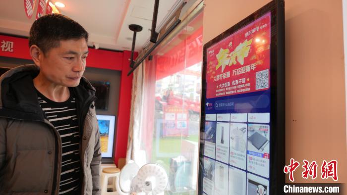 圖為店內(nèi)放置的可在線選購(gòu)商品的觸摸電子展示屏?！≈x牧 攝