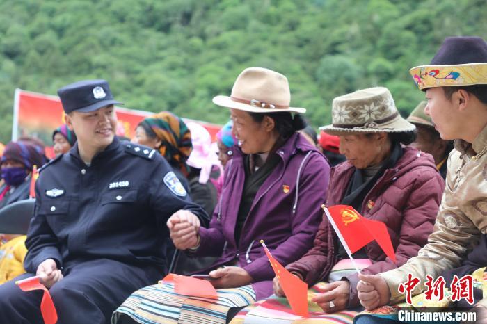 圖為李陽副所長(前排左一)與卓嘎、央宗姐妹共同參加愛國主義教育活動?！〉录?攝