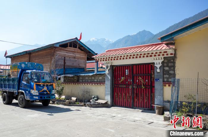 圖為林芝下察隅鎮(zhèn)布巴村村民家門口停放著貨運車輛。　江飛波 攝