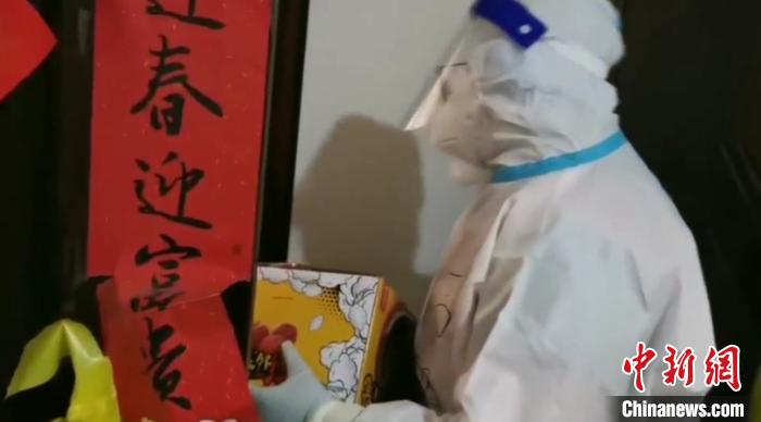 為封閉在家居民送快遞?！¤F西區(qū)委宣傳部 攝