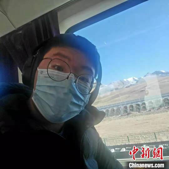 1月8日在西藏那曲開往拉薩火車上?！∈茉L者供圖 攝
