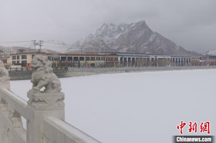 圖為2月5日傍晚時分的西藏阿里獅泉河鎮(zhèn)雪景?！⊥跏啦?攝