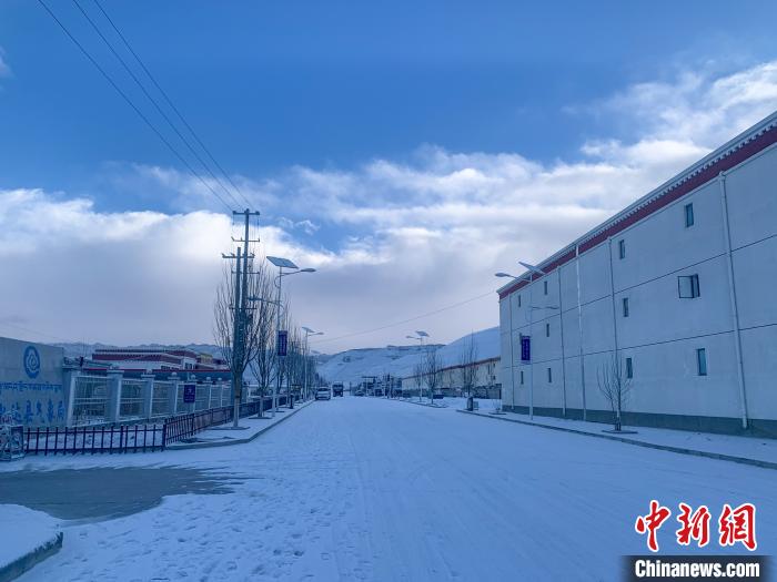 圖為西藏札達縣街道被積雪覆蓋。　強久 攝